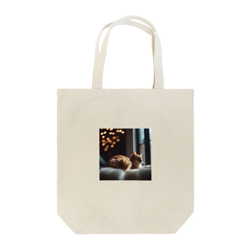 窓辺で虫を見つけた猫 Tote Bag