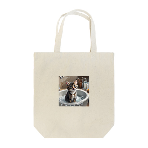 洗面器で遊んでいる子猫 Tote Bag