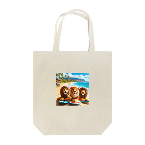 ハワイのリゾートビーチでサーフィンを楽しむ陽気なライオン達④ Tote Bag