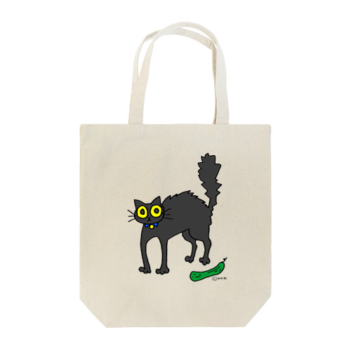 キュウリに驚く黒猫 Tote Bag