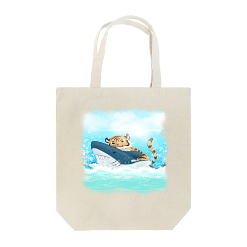 サメと遊ぶ虎さん Tote Bag