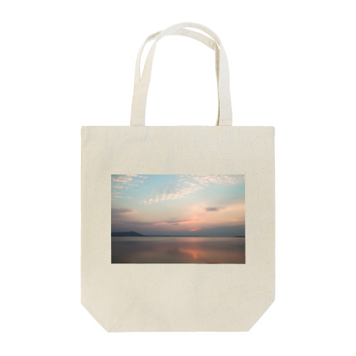 サロマ湖の夕景 早春の揺らめき トートバッグ