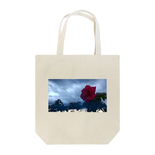 曇り空に咲く Tote Bag
