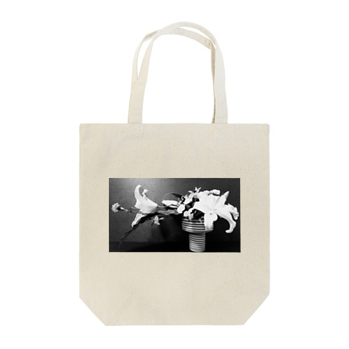 モノトーンのフラワーアレンジメント Tote Bag