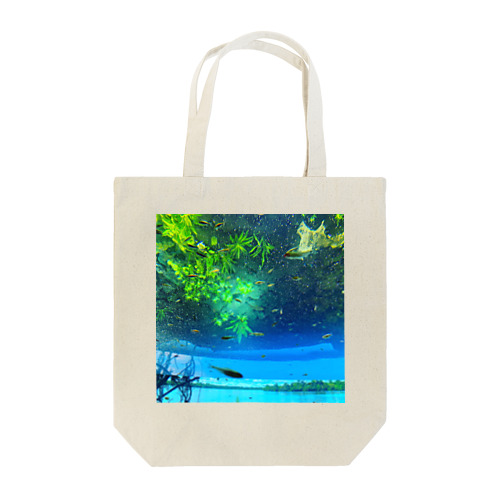 魚と同じ目線になる Tote Bag