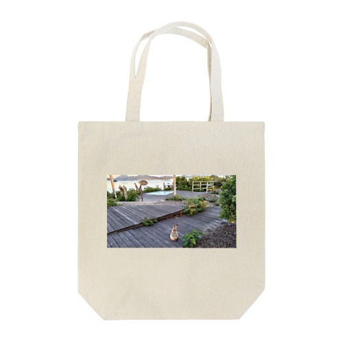 海を眺めるウサギさん Tote Bag