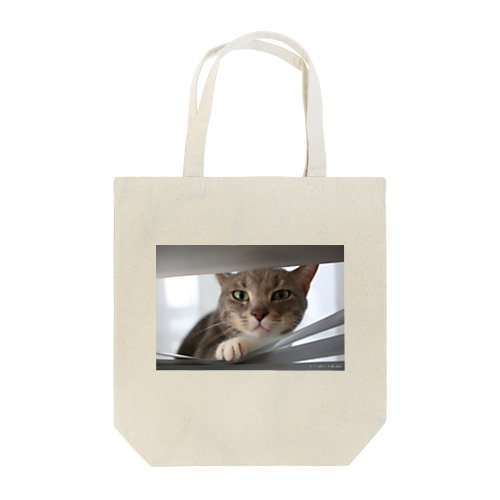 ブラインドから覗く猫 Tote Bag