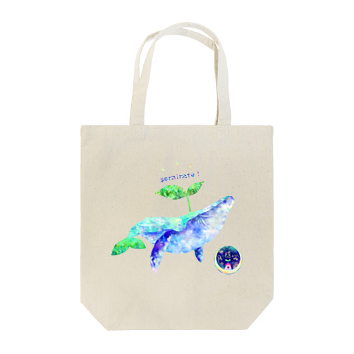 空を泳ぐクジラさんが緑を運ぶ Tote Bag