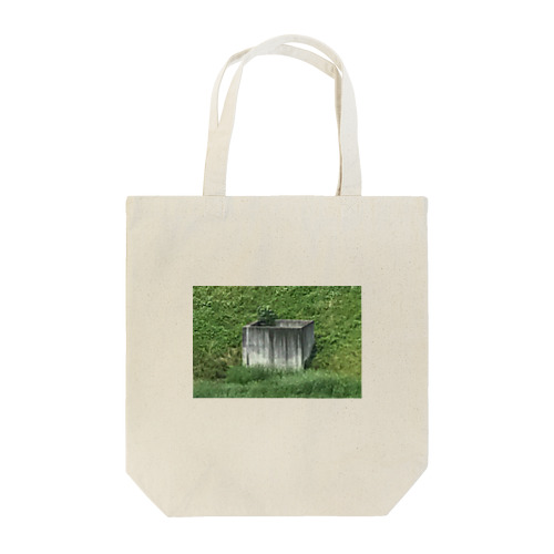 謎のコンクリート建造物と生い茂る植物 Tote Bag