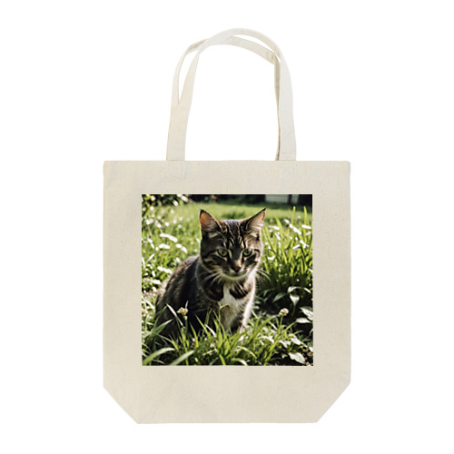 草むらの猫 Tote Bag