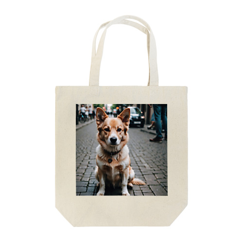 パワフルとは対照的な風貌を持つ可愛らしい犬がカメラ目線！ Tote Bag