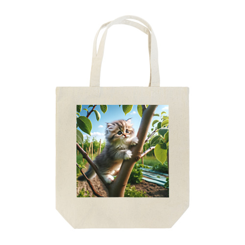 おてんばな子猫は木登り Tote Bag