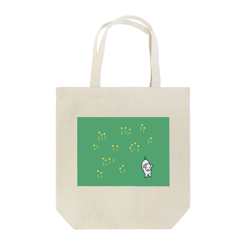 野原に立つ犬 Tote Bag