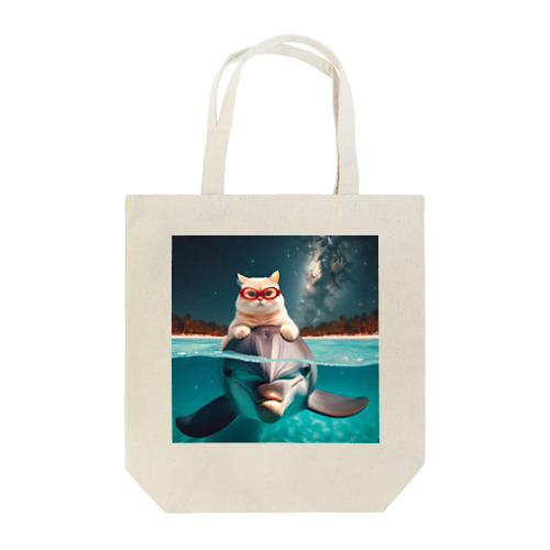 イルカと猫が海を共に泳ぐ異種間の絆が存在 Tote Bag