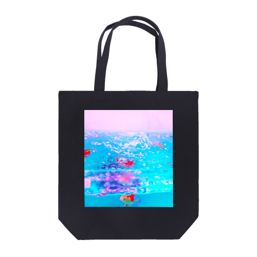 胸に金魚鉢を抱える Tote Bag