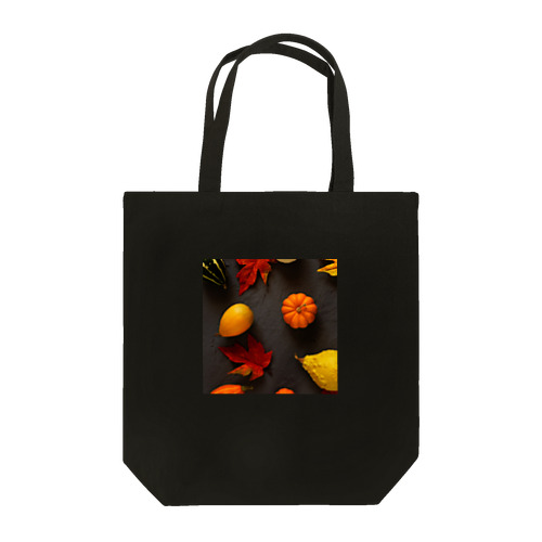秋やハロウィンの活動に最適　黒背景が際立つ漆喰ボードにパンプキンと落ち葉が施されたデザイン　油絵調 Tote Bag