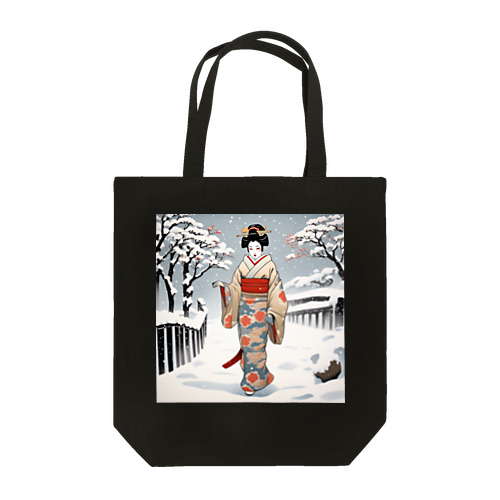 日本の風景、冬雪降る中を歩く舞妓さん　MAIKO walking in the snow トートバッグ