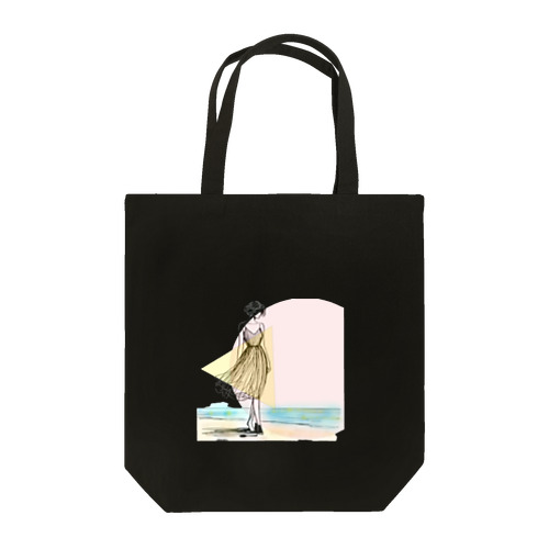海岸を歩く女性 Tote Bag