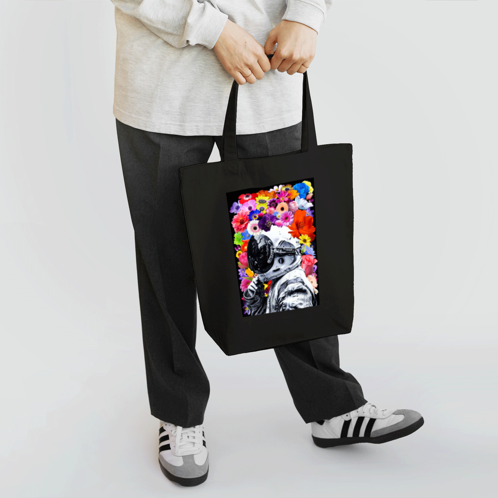 sapphirusのASTRONAUT and FLOWERS Tote Bag