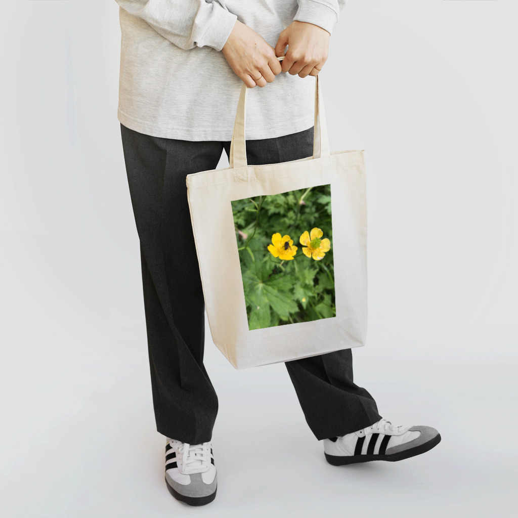 kujiradonirukadonのなんかの花とハチ Tote Bag