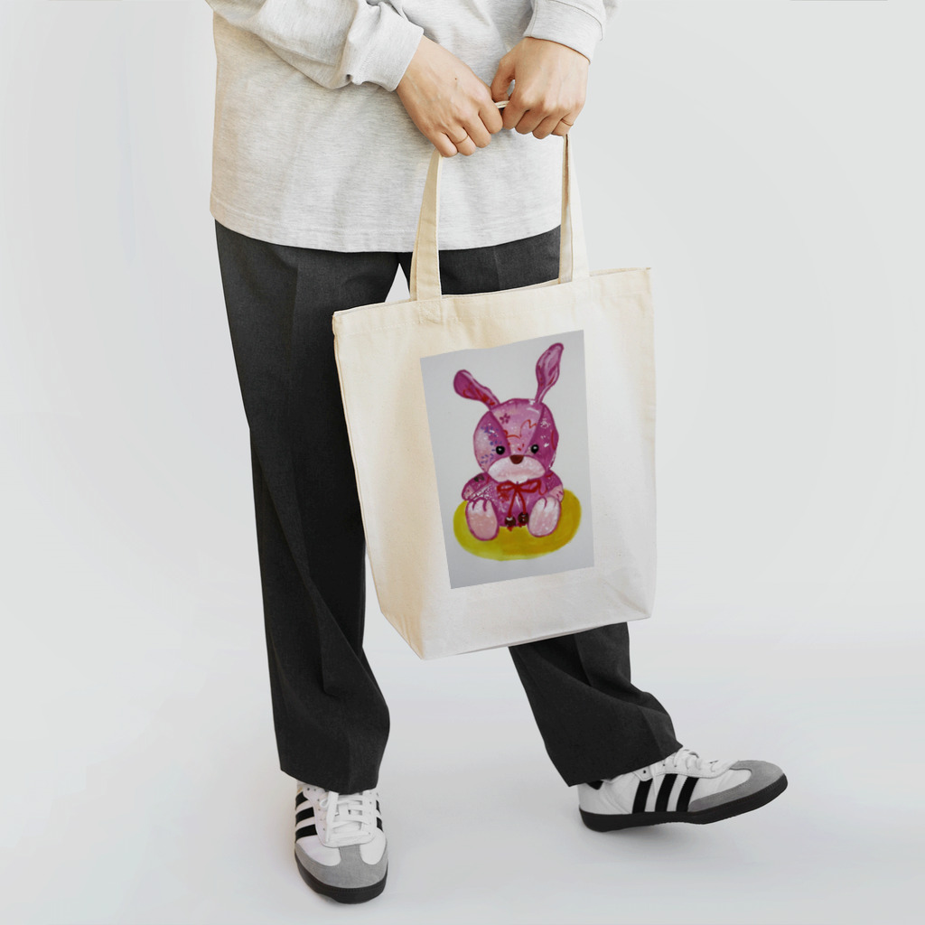 寺谷深登里の黄色いクッションの上のうさぎ Tote Bag