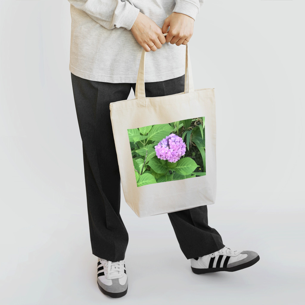 made32kurimuの健気に咲き乱れる紫陽花 トートバッグ