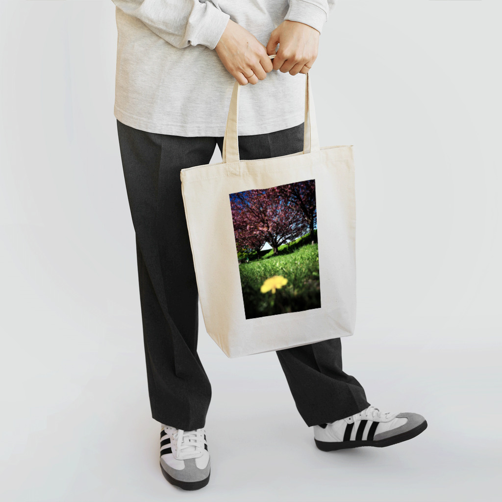 nomnomのLook up at the cherry tree Tote Bag