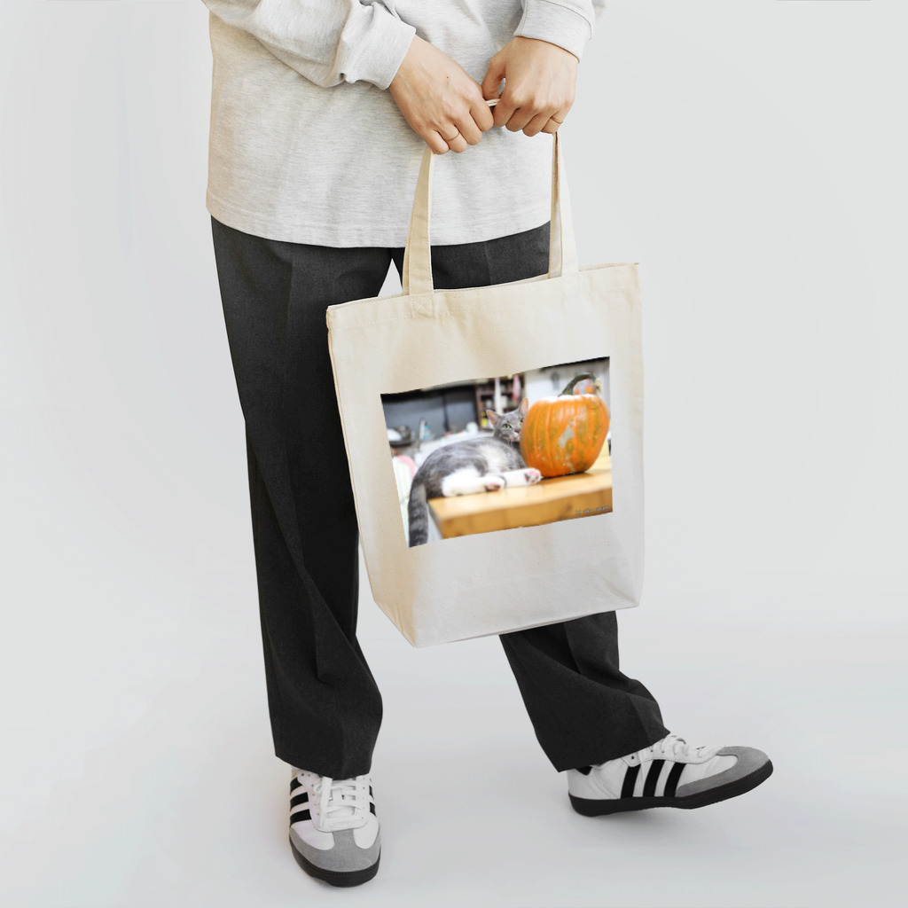 Aiko Nakanoのハロウィンかぼちゃと猫 トートバッグ
