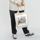 博物雑貨 金烏の胎児の骨格のジオラマ - Getty Search Gateway Tote Bag