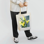 hugging love ＋《ハギング ラブ プラス》のyellow lily 1 Tote Bag