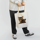 鼠の王国製作所のキジ柄の猫がこちらをみている Tote Bag