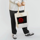 RyoY_ArtWorks_Galleryの耽美的に咲き誇る一輪の赤い花 トートバッグ