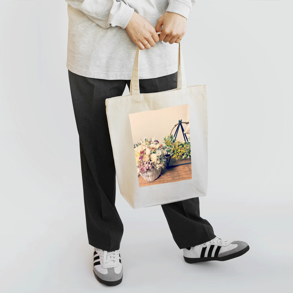 mikangumaのアレンジメントとミモザのリース Tote Bag