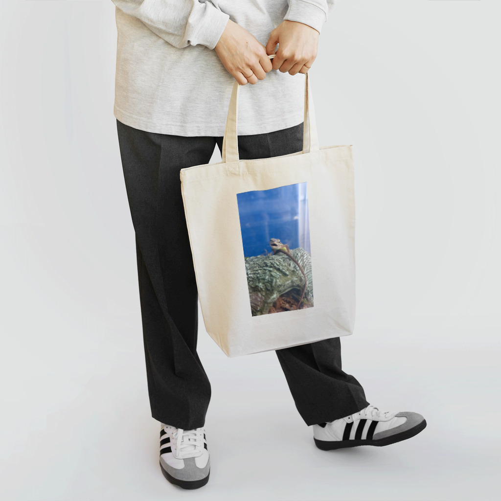 Makoto_Kawano Designの笑うトカゲ Tote Bag