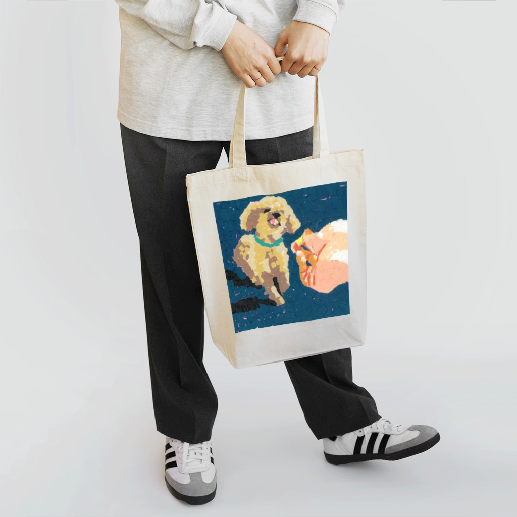 Yuhki | おばけのゆうき 公式オンラインショップ　【ちぎり絵・貼り絵のTシャツ・パーカー・スマホケース・バッグ・日用品・雑貨・文具・ドッグTシャツなど販売中】のりんごを食べるトイプードル(ちぎり絵/貼り絵) Tote Bag