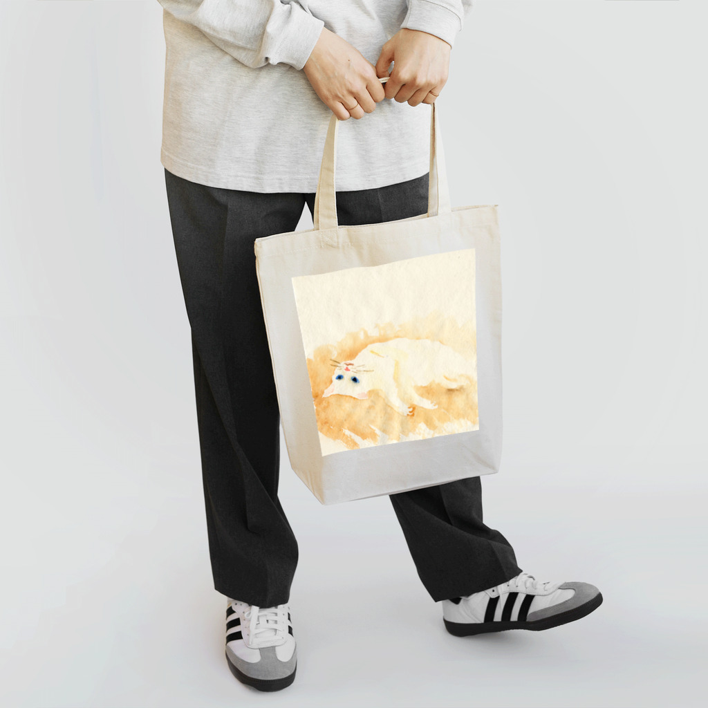 Yumi Kudo ARTの寝転がっている白猫 Tote Bag