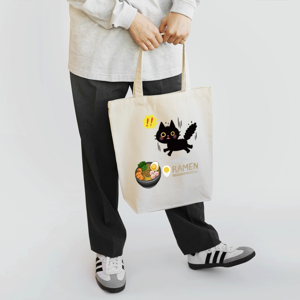 MirofuruDesignのラーメンが大好きな黒猫がラーメンを見つけて驚いている Tote Bag