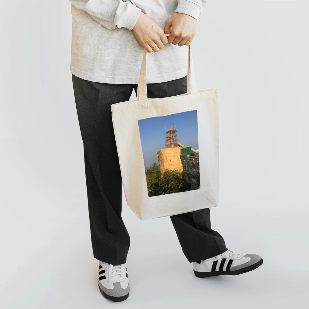 TRIP TRIPの金箔を貼る工事中のゴールデンロック ミャンマー Tote Bag