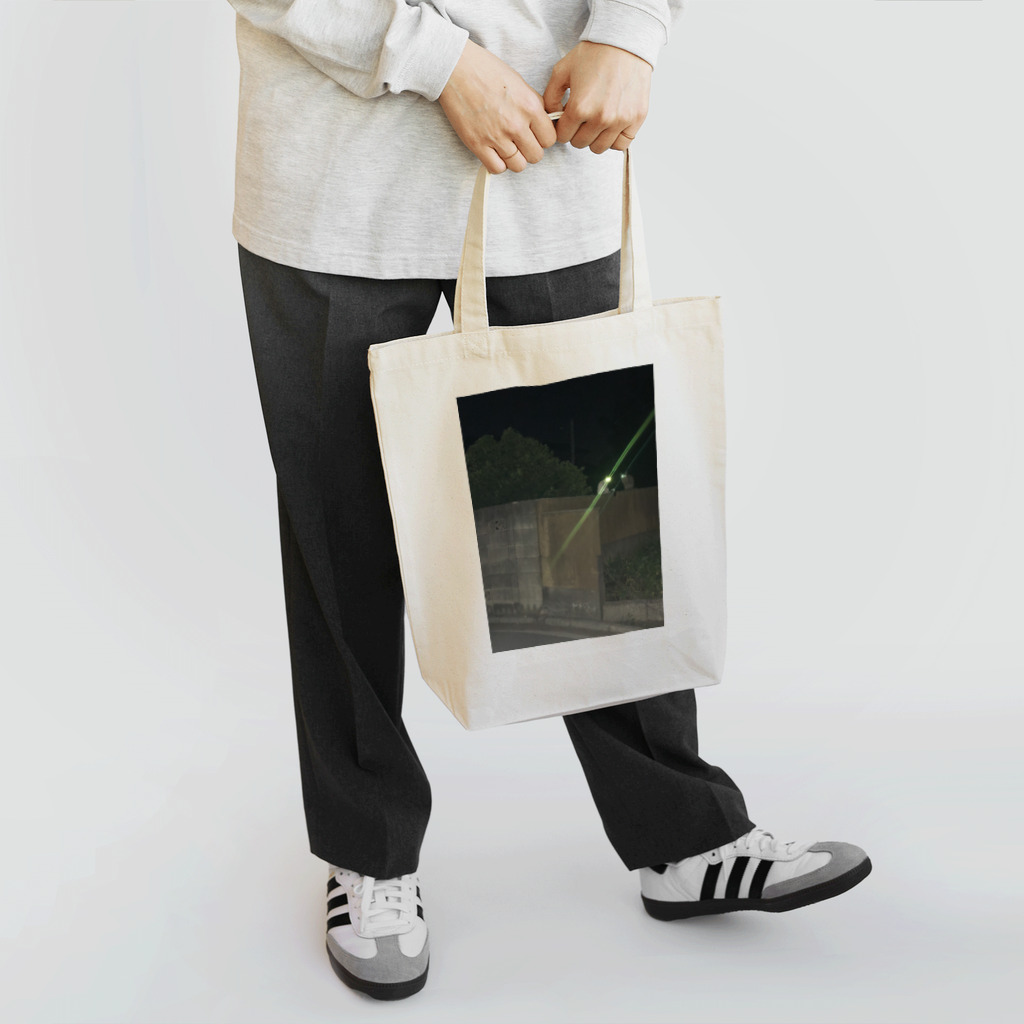 おふとんねこのくらがりからこっちを見てる Tote Bag