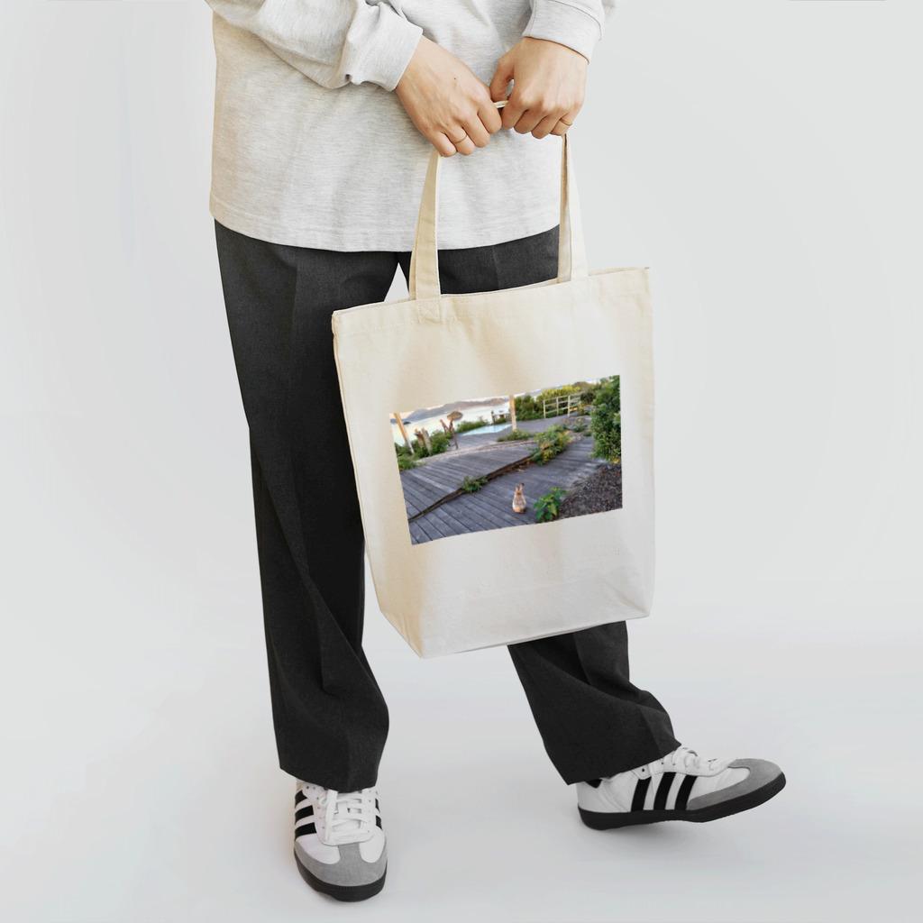 rabbit-islandの海を眺めるウサギさん Tote Bag