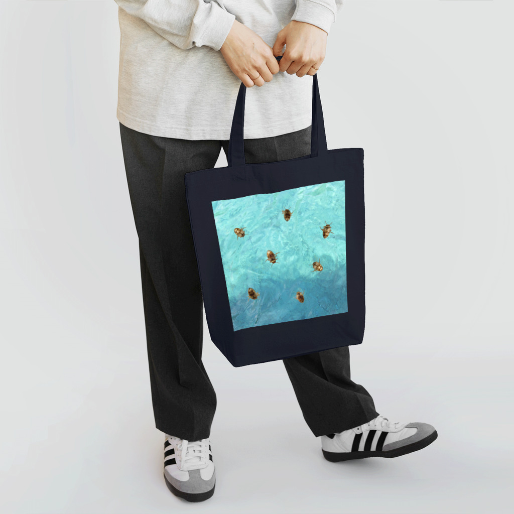 L_arctoaの海を泳ぐチャイロチビゲンゴロウ Tote Bag