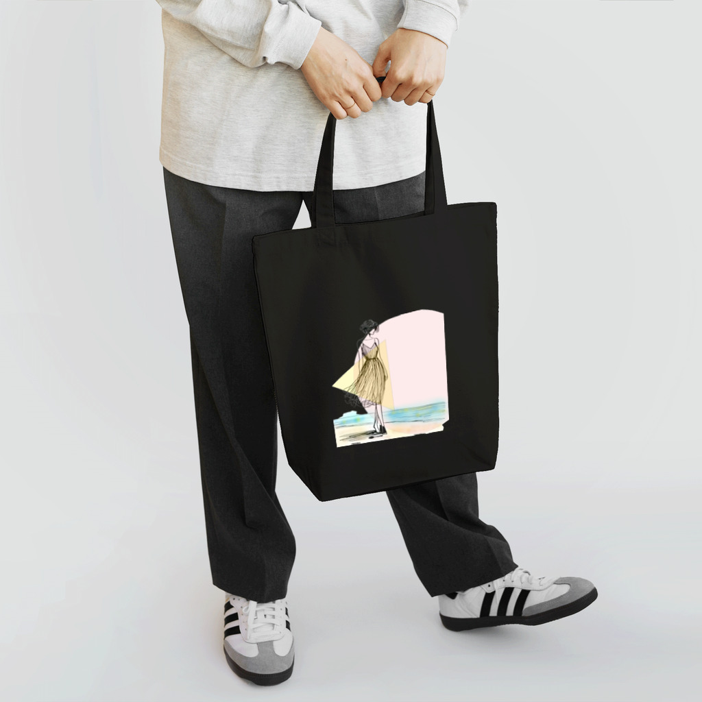 Kura88の海岸を歩く女性 Tote Bag