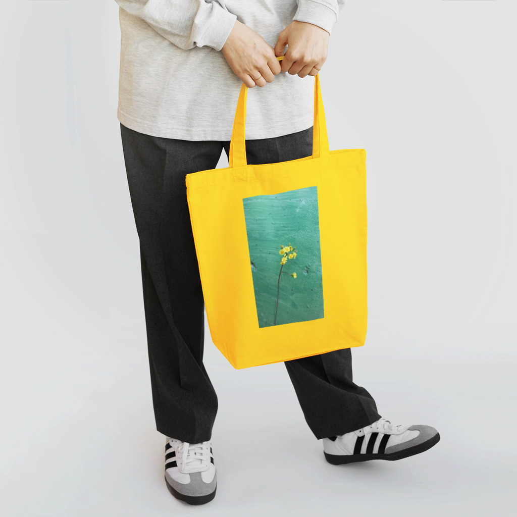 花畑写真館🌷の#5 みどりの壁と黄色いお花 トートバッグ
