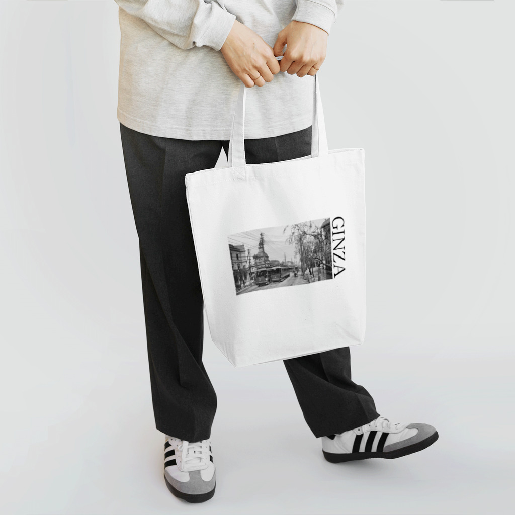 ヴィンテージ鉄道写真グッズの店の東京の風景 銀座 路面電車と、服部時計店 （モノクロフォト） トートバッグ