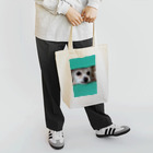 フリー素材おきなわグッズショップの隙間から顔を出す犬 Tote Bag