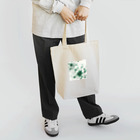 アミュペンの数学的なデザインを持つ緑と白の花 トートバッグ