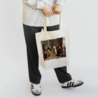 世界の絵画アートグッズのカール・ヨハン・シュぺルター 《アンティーク・ディーラーの店で》 トートバッグ