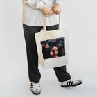 夜明けの瀬のAlice in Wonderland syndrome. Tote Bag