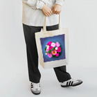 フラワーアイテムのシックなブルーバックのピンクブーケ Tote Bag