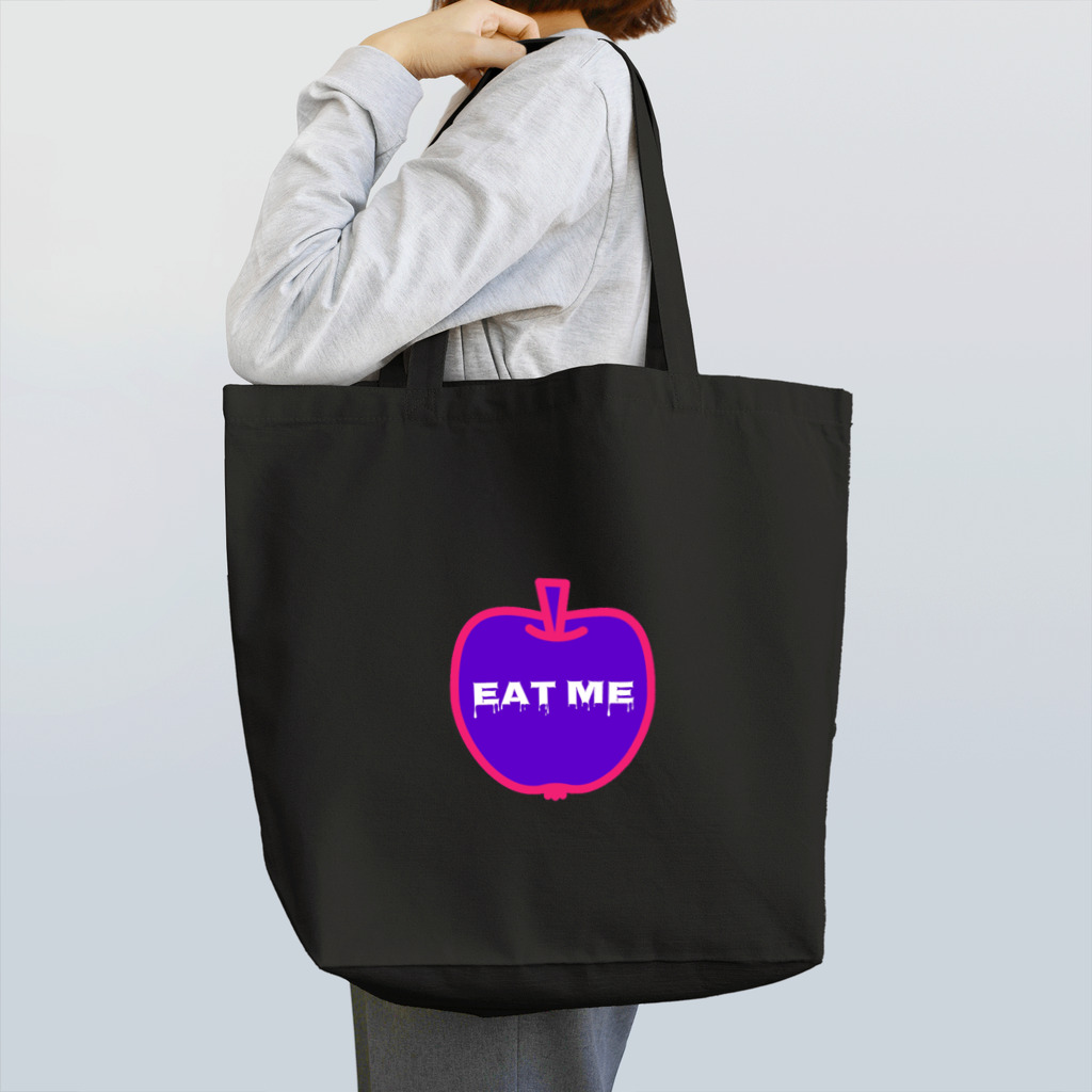 スーパーマーケット🛒のEAT ME apple Tote Bag